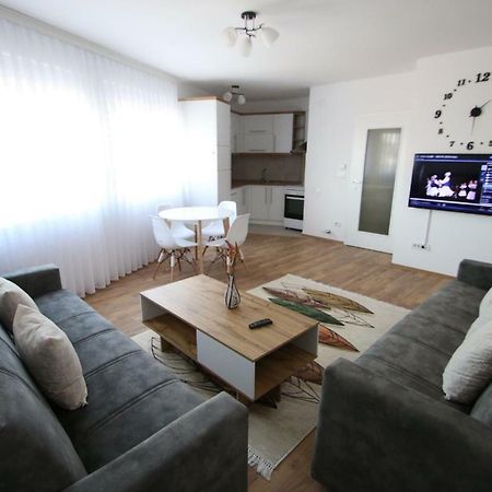 פריזרן Spacious Apartment Next To The Bus Station And Walking Distance To The Old Town And Shopping Malls מראה חיצוני תמונה