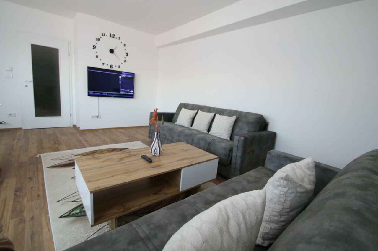 פריזרן Spacious Apartment Next To The Bus Station And Walking Distance To The Old Town And Shopping Malls מראה חיצוני תמונה